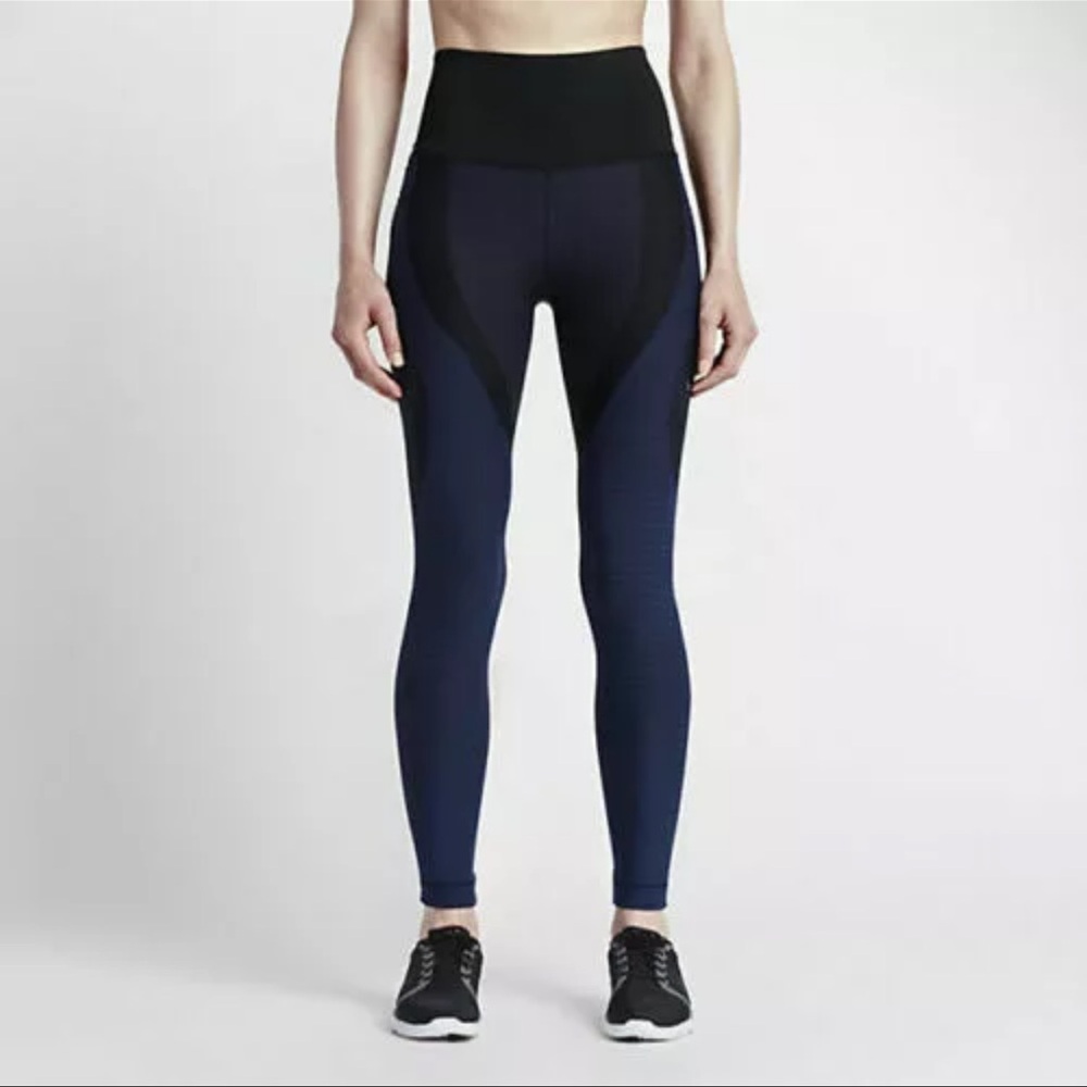 Nike zoned sculpt legging, small